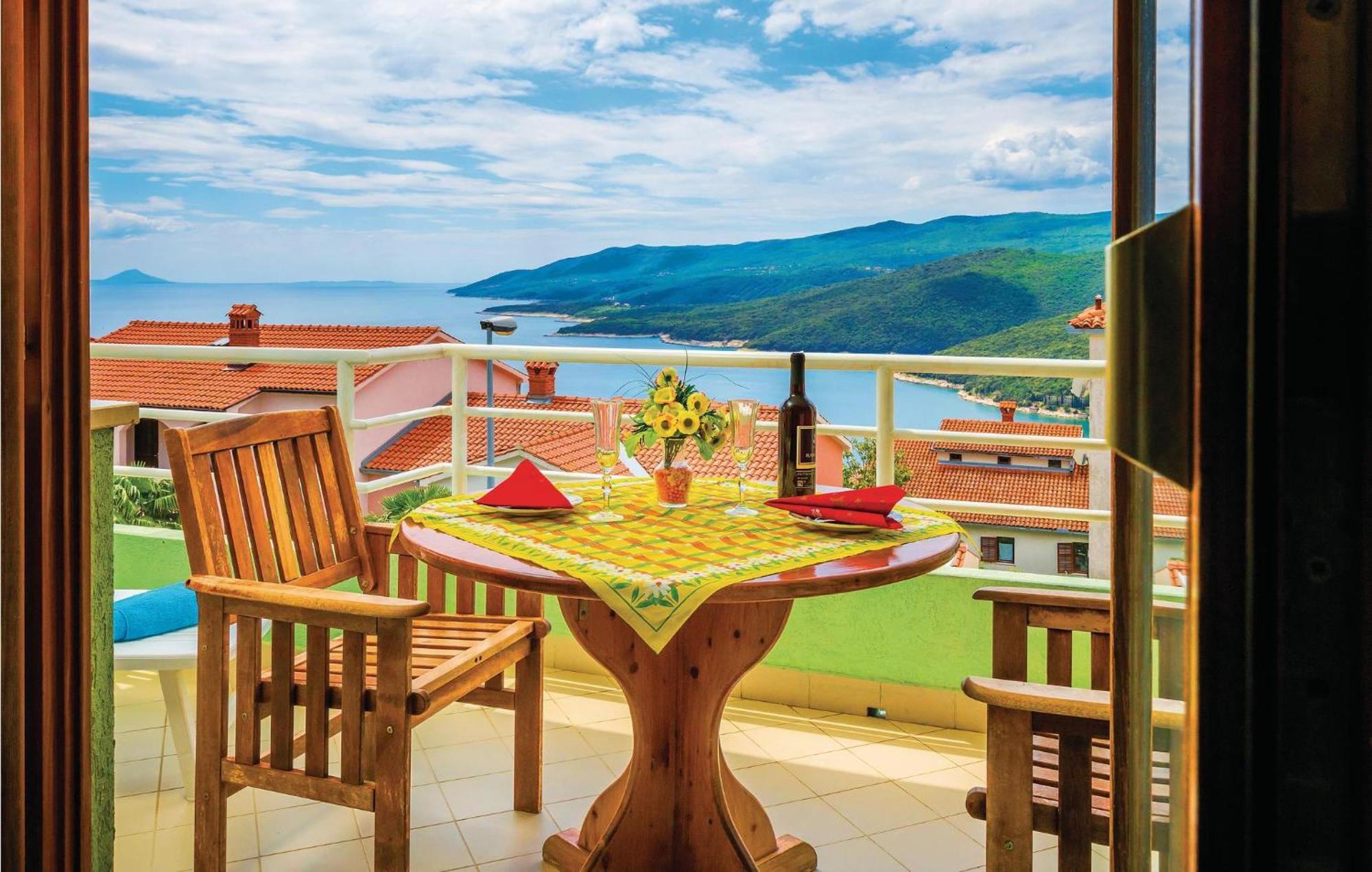 2 Bedroom Gorgeous Apartment In Rabac Exterior foto